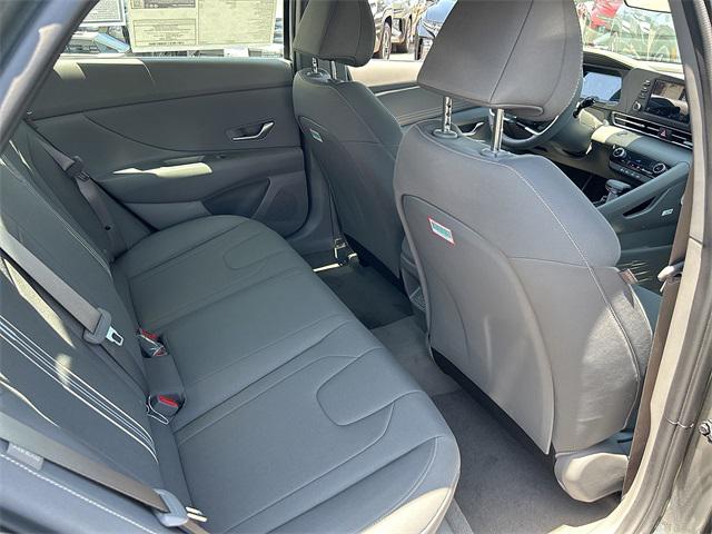 2025 Hyundai Elantra SEL Sport photo 16