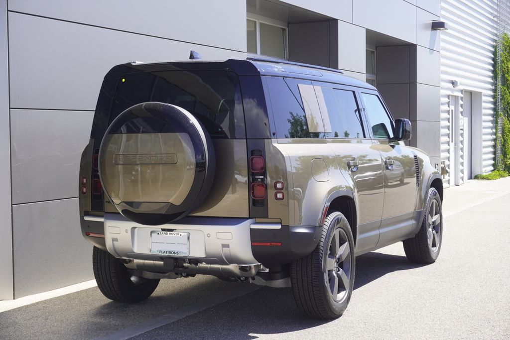 2025 Land Rover Defender 110 S photo 2