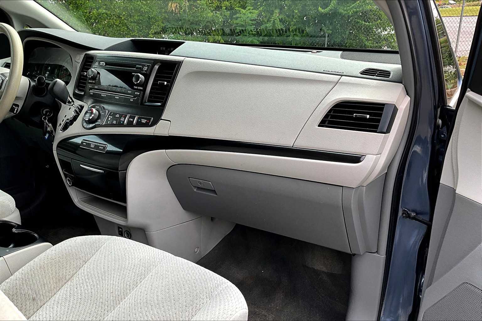 2014 Toyota Sienna LE photo 17