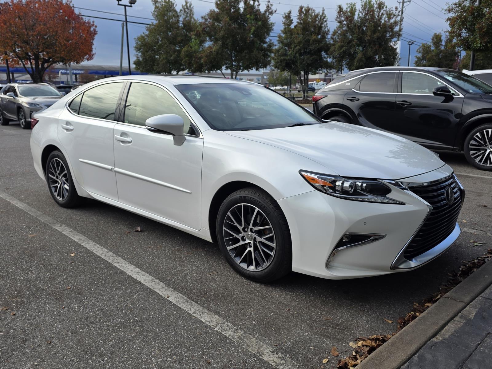 2016 Lexus ES 350's photo