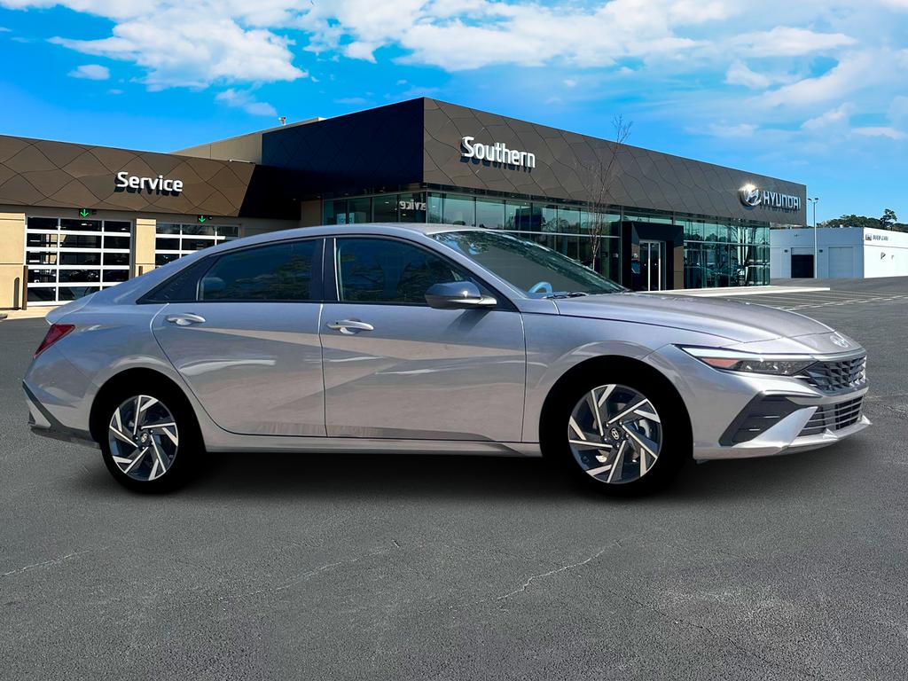 2025 Hyundai Elantra SEL Sport photo 9