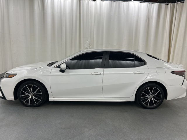 2024 Toyota Camry SE photo 3