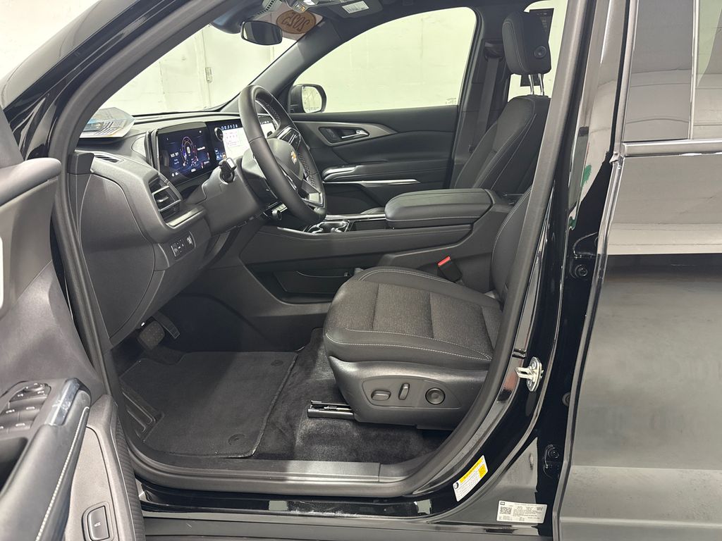 2025 Chevrolet Traverse photo 11