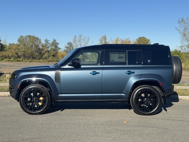 2026 Land Rover Defender 110 photo 2