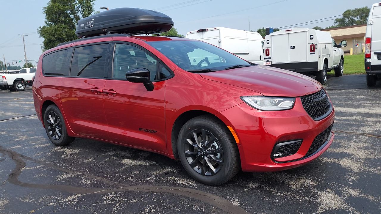 2025 Chrysler Pacifica photo 2