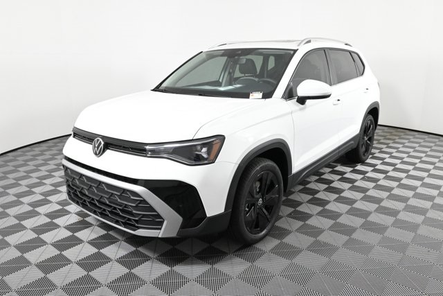2025 Volkswagen Taos SE photo 2