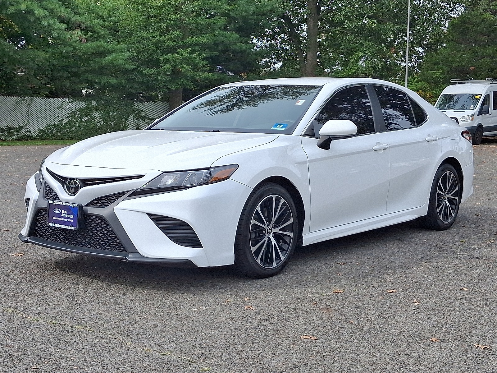 2020 Toyota Camry SE photo 3