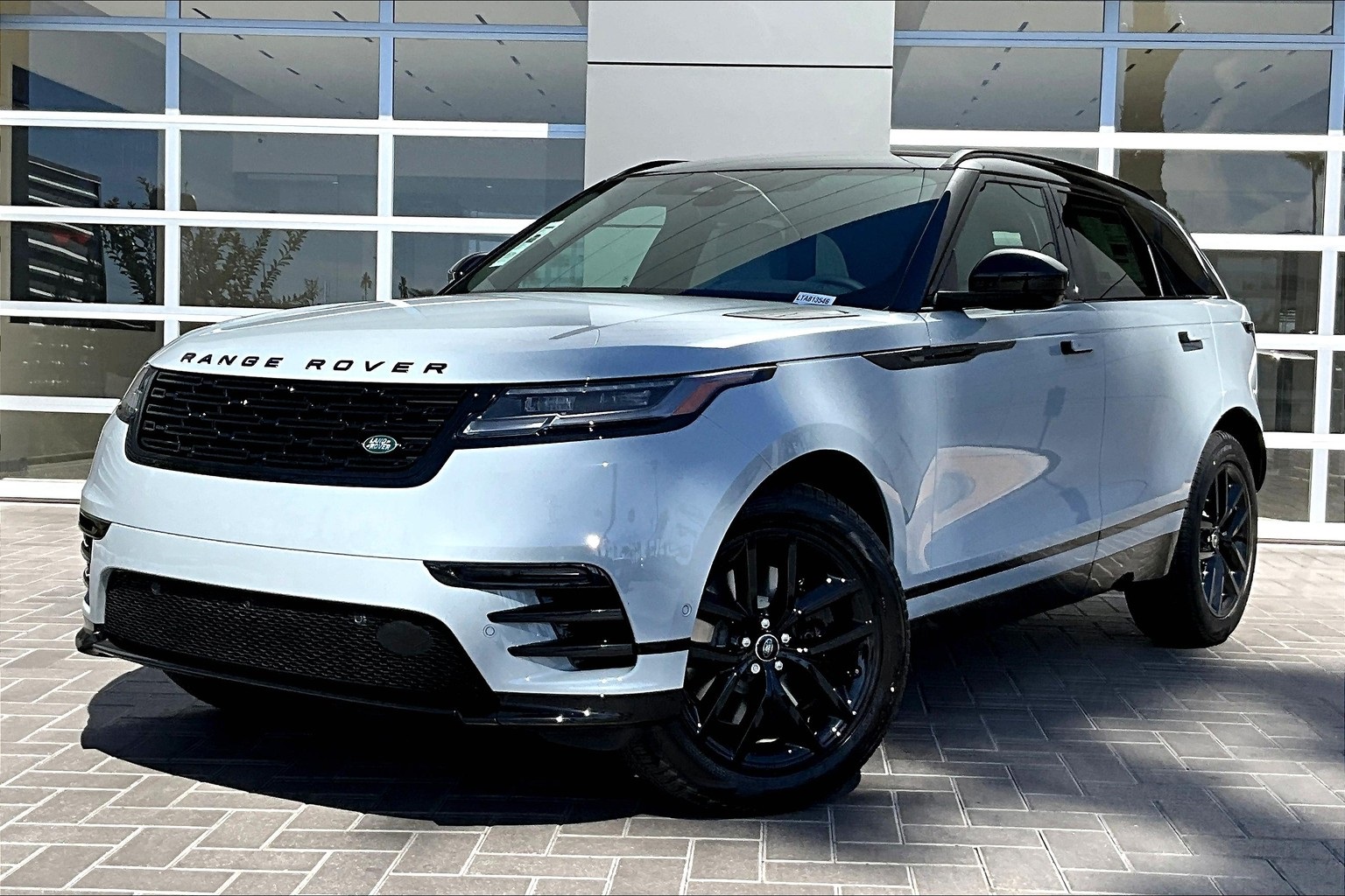 2026 Land Rover Range Rover Velar Dynamic SE's photo