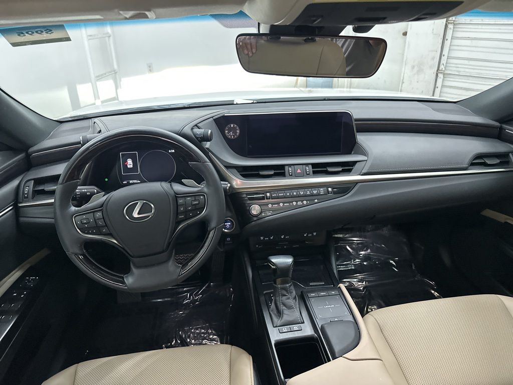 2021 Lexus ES 300h photo 19
