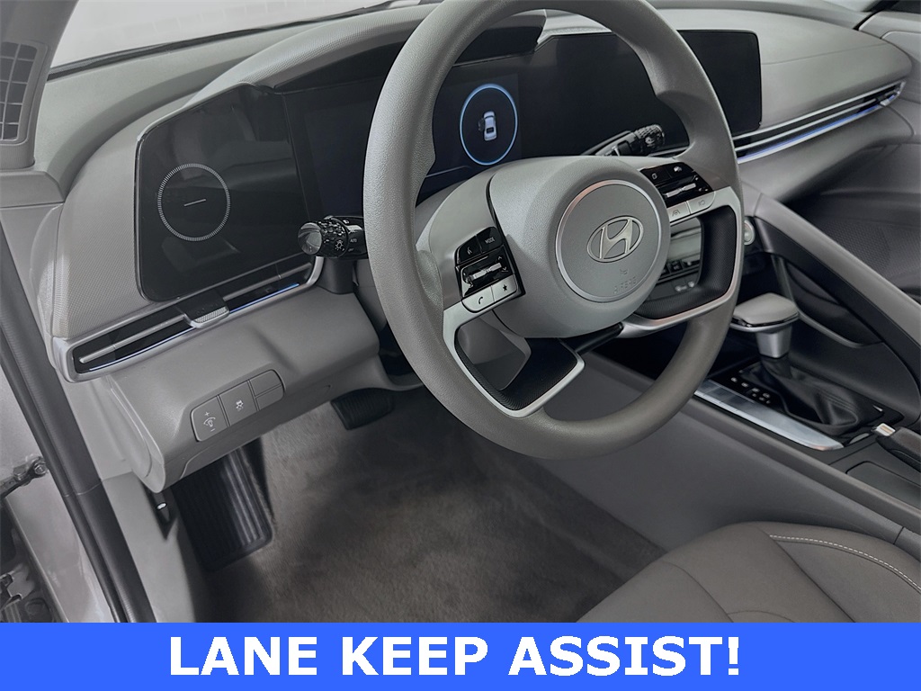 2024 Hyundai Elantra SEL photo 2