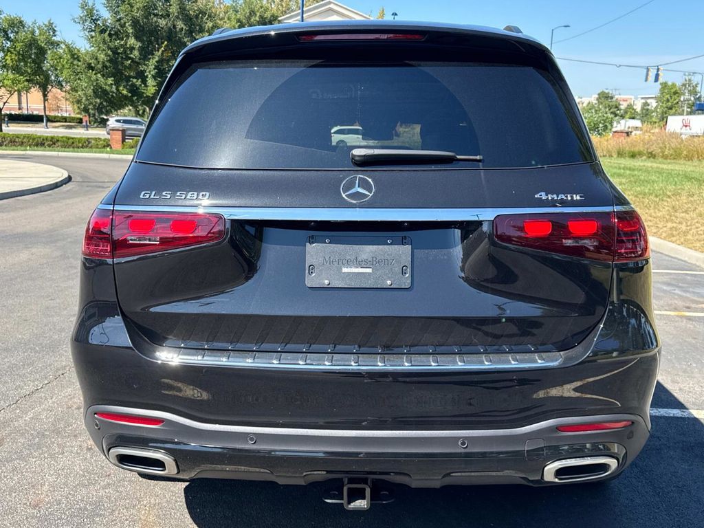 2025 Mercedes Benz GLS 580 4MATIC photo 4