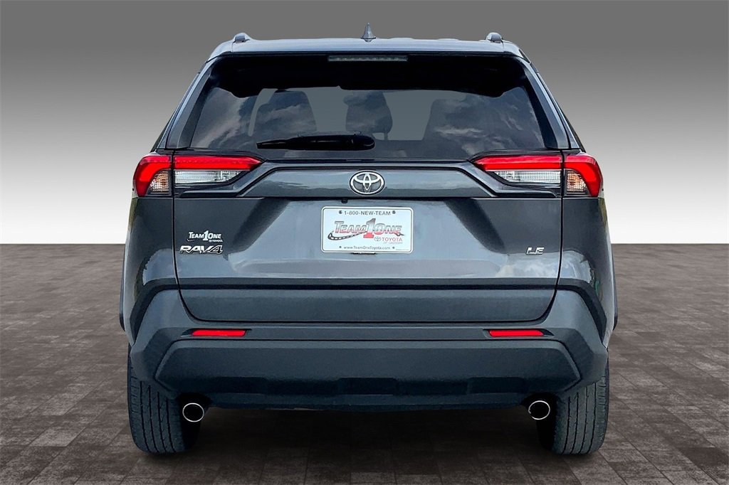 2021 Toyota RAV4 LE photo 3