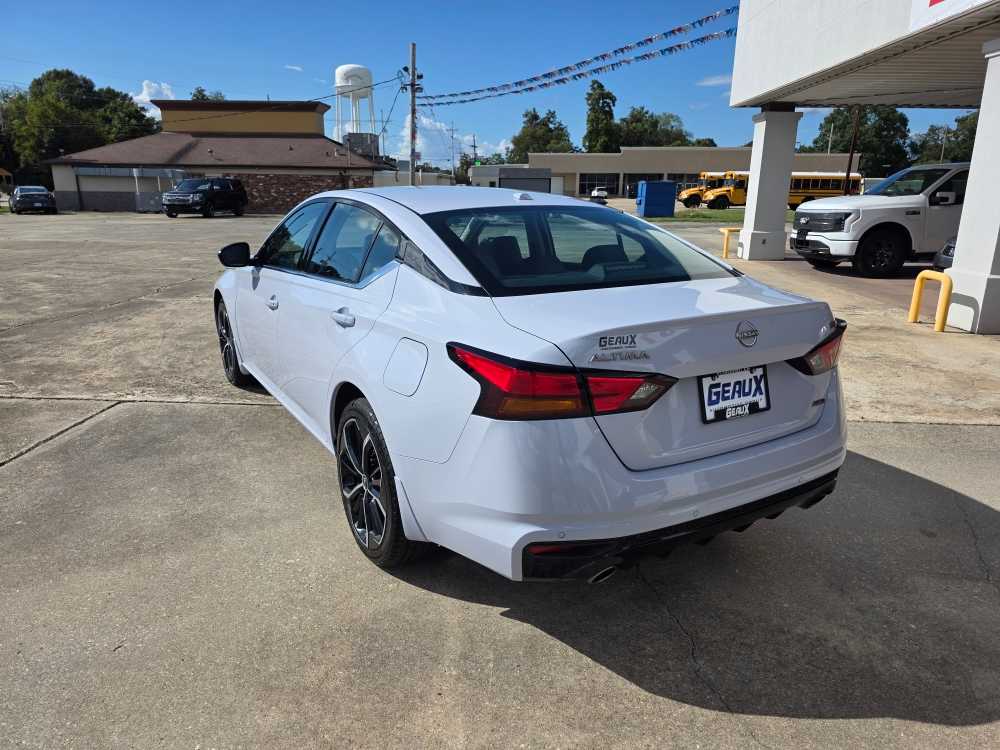 2025 Nissan Altima SR photo 2