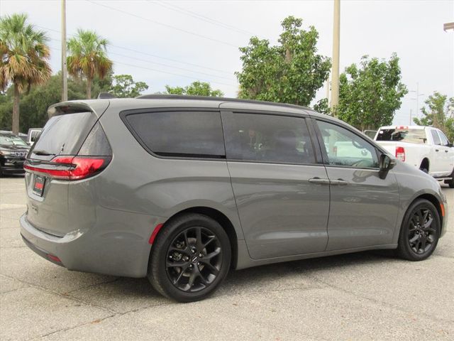 2023 Chrysler Pacifica Touring L photo 6