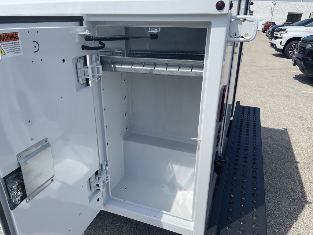 2025 Chevrolet Express Cutaway 3500 photo 4