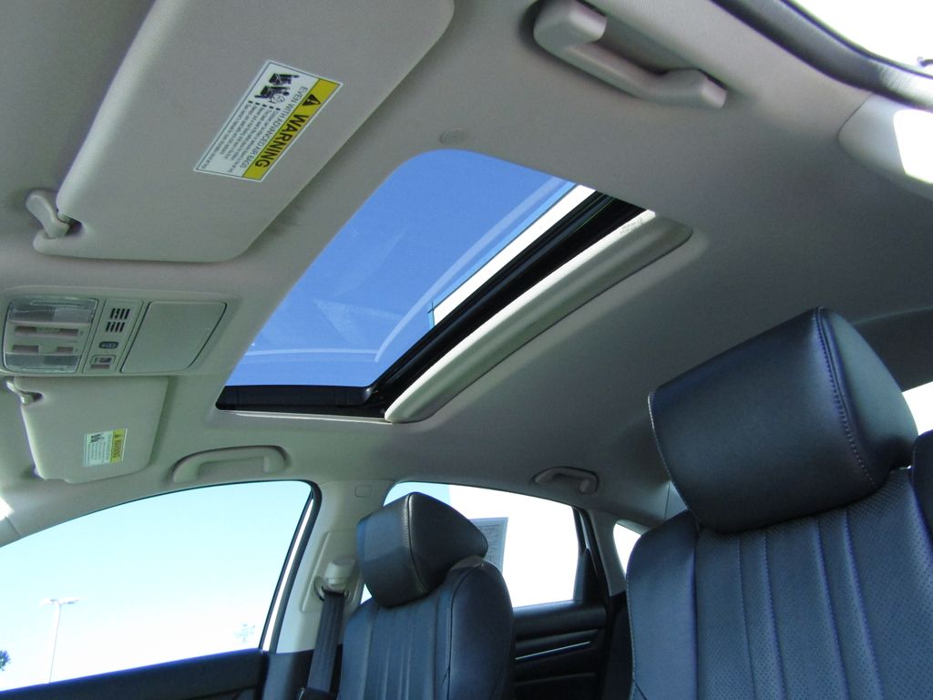 2022 Honda Accord Hybrid Touring photo 5