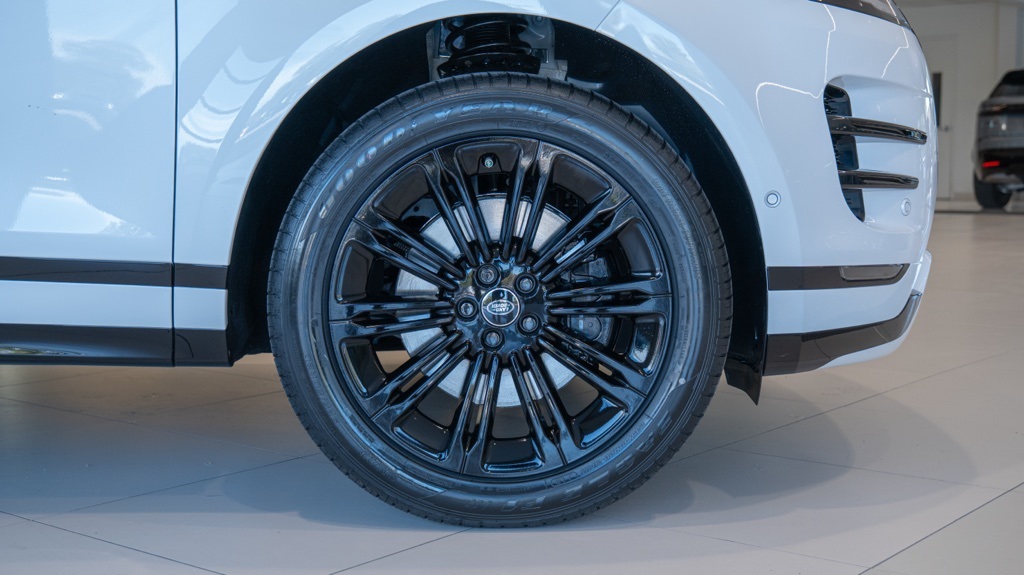 2026 Land Rover Range Rover Evoque Dynamic SE photo 8