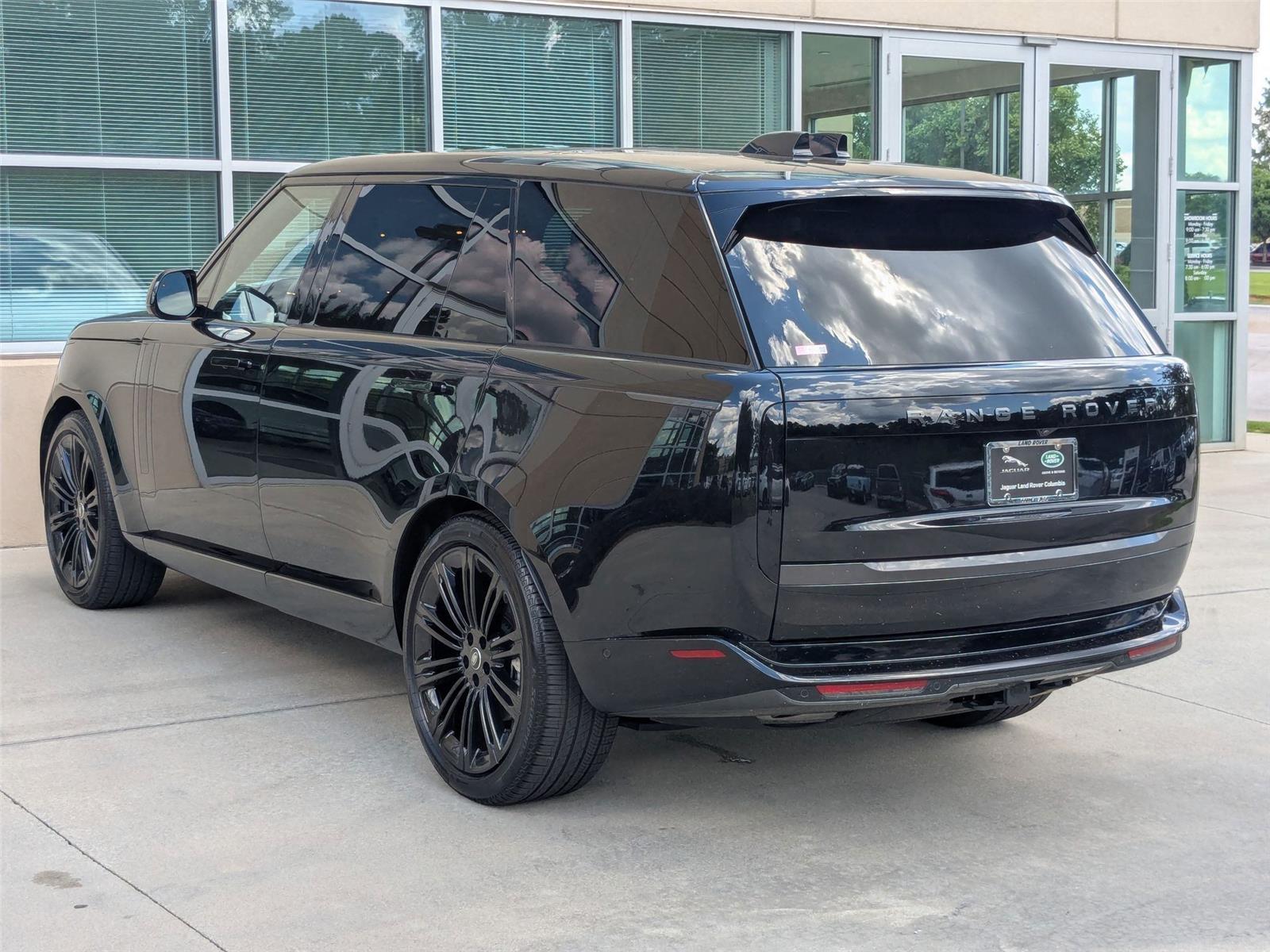 2025 Land Rover Range Rover SE photo 3