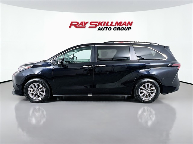 2024 Toyota Sienna XLE photo 4