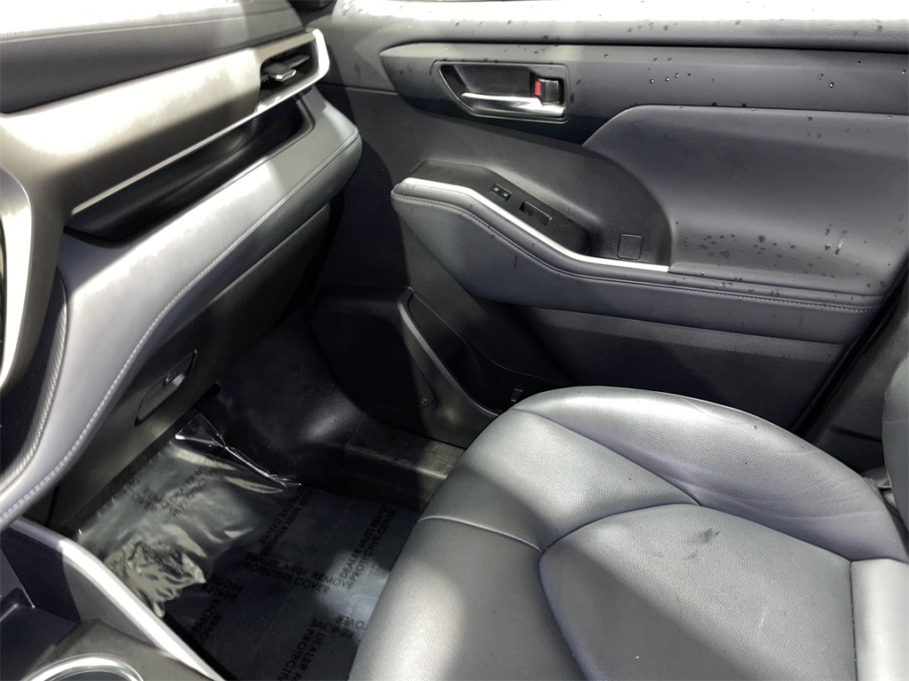 2022 Toyota Highlander XLE photo 24