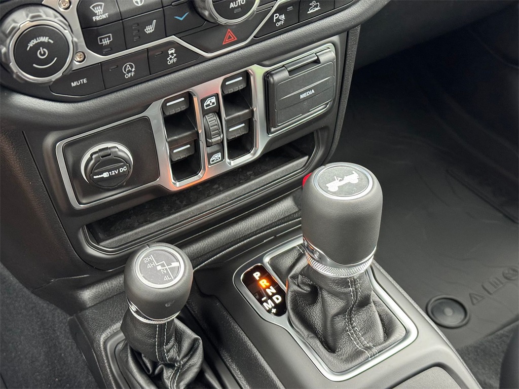 2025 Jeep Wrangler Sahara photo 8