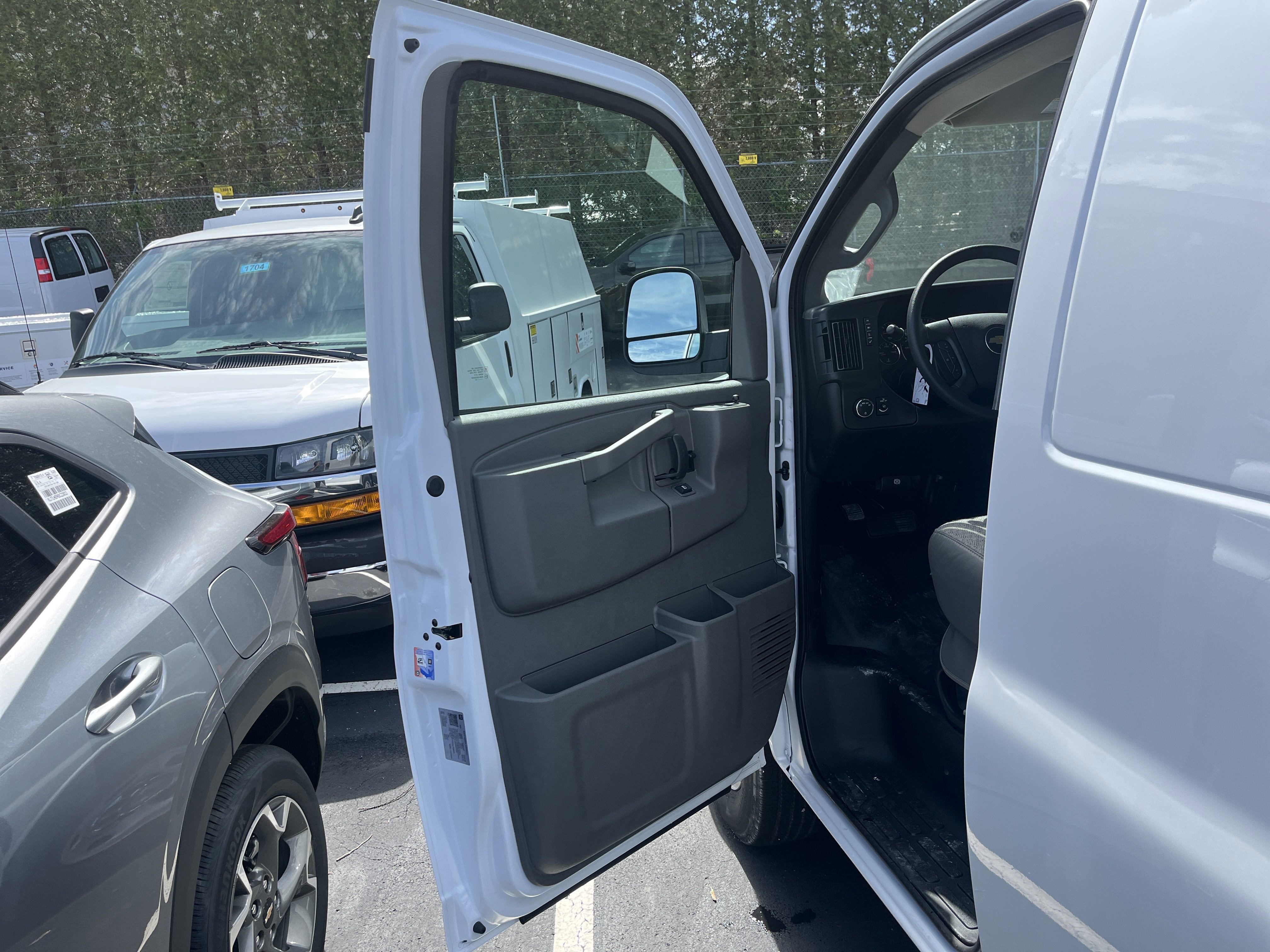 2025 Chevrolet Express Cargo 3500 photo 4