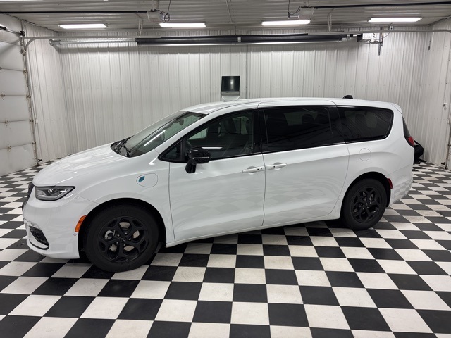 2024 Chrysler Pacifica PHEV Select's photo