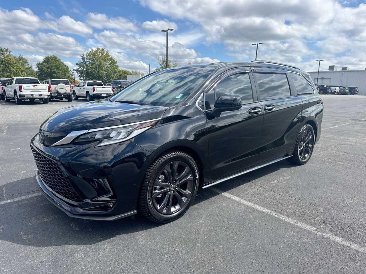 2022 Toyota Sienna XSE's photo