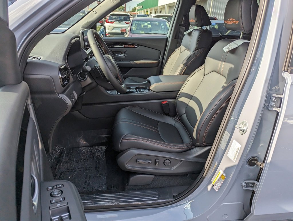 2025 Honda Pilot TrailSport photo 2