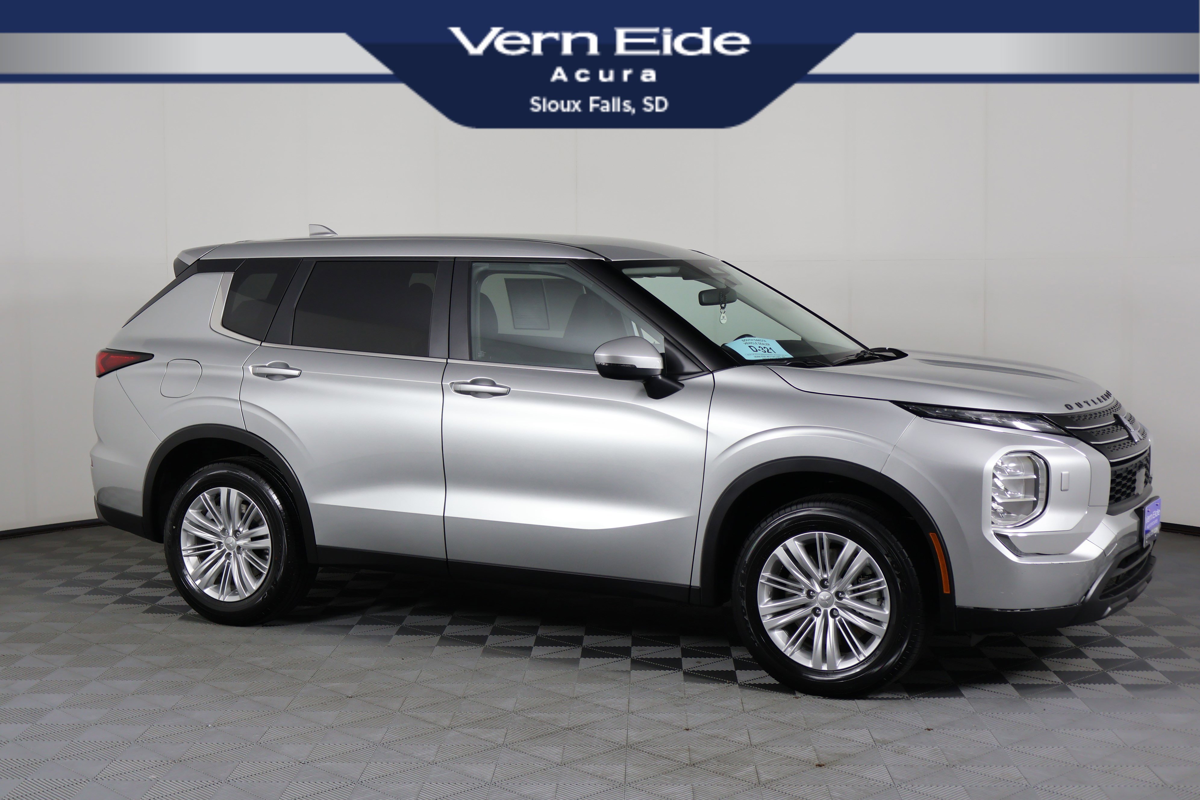 2024 Mitsubishi Outlander ES's photo