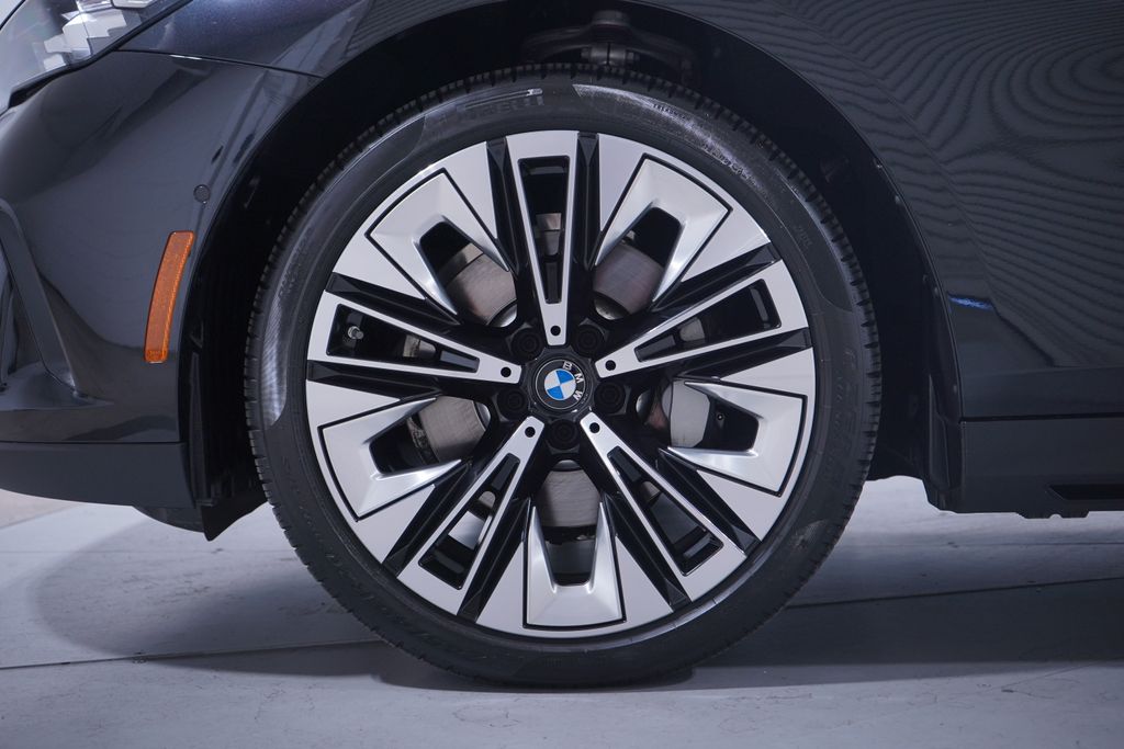 2025 Bmw 530i 5-Series photo 2