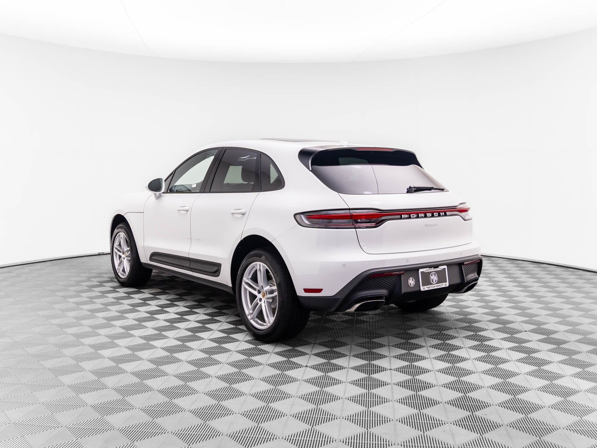 2025 Porsche Macan photo 2