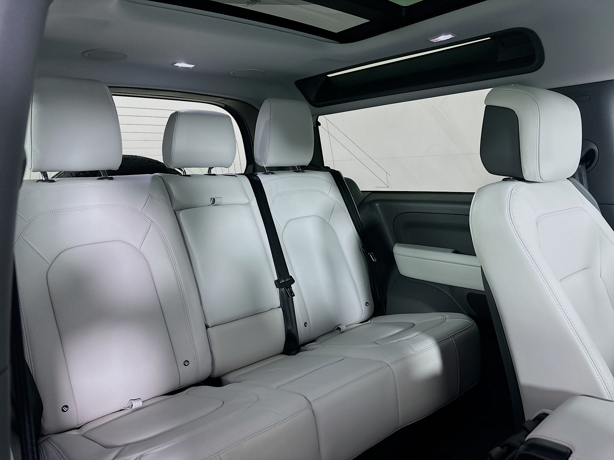 2025 Land Rover Defender 90 X-Dynamic SE photo 21