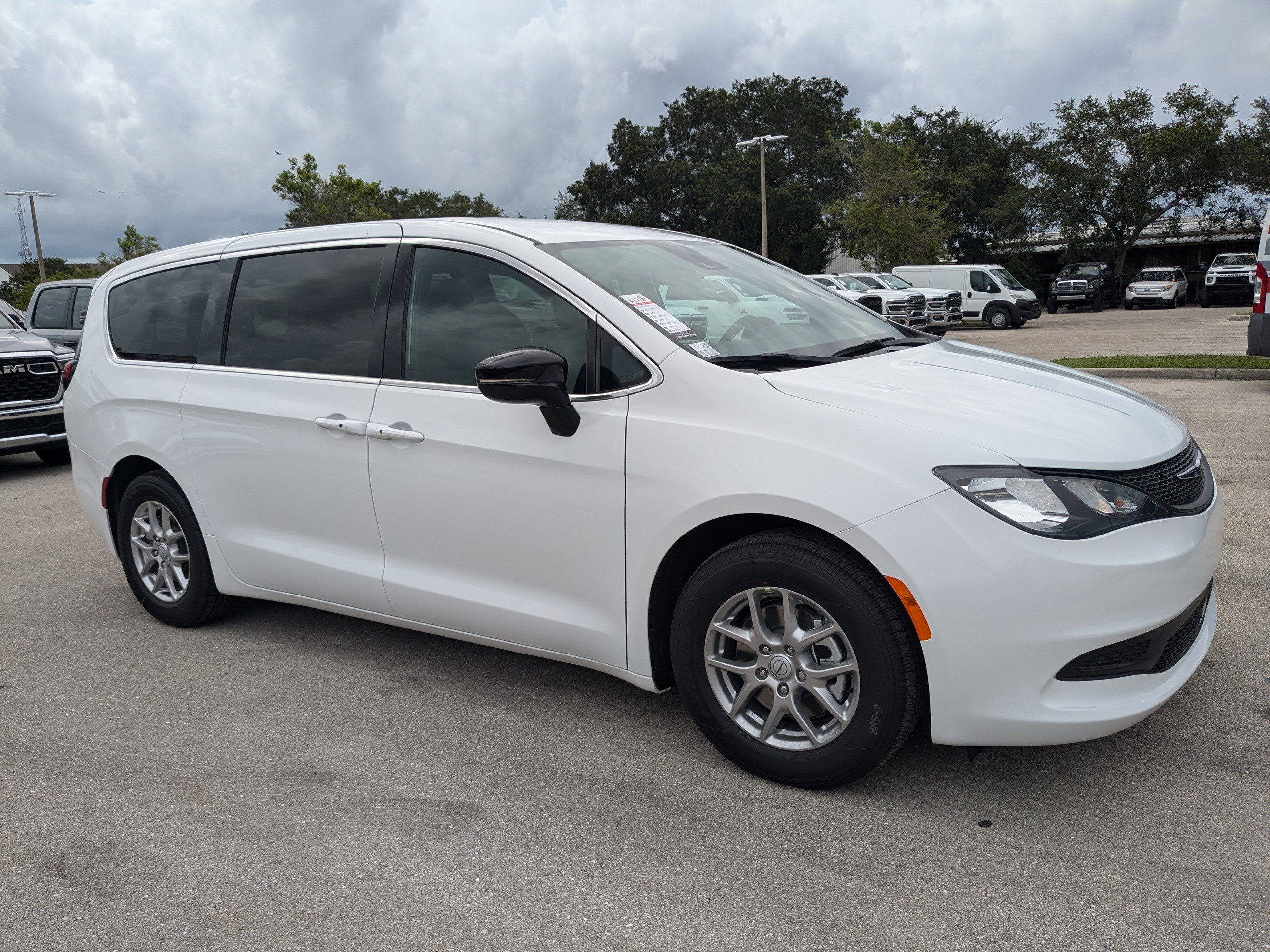 2025 Chrysler Voyager LX photo 2