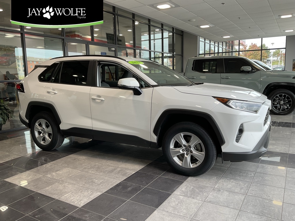 2021 Toyota RAV4 XLE's photo