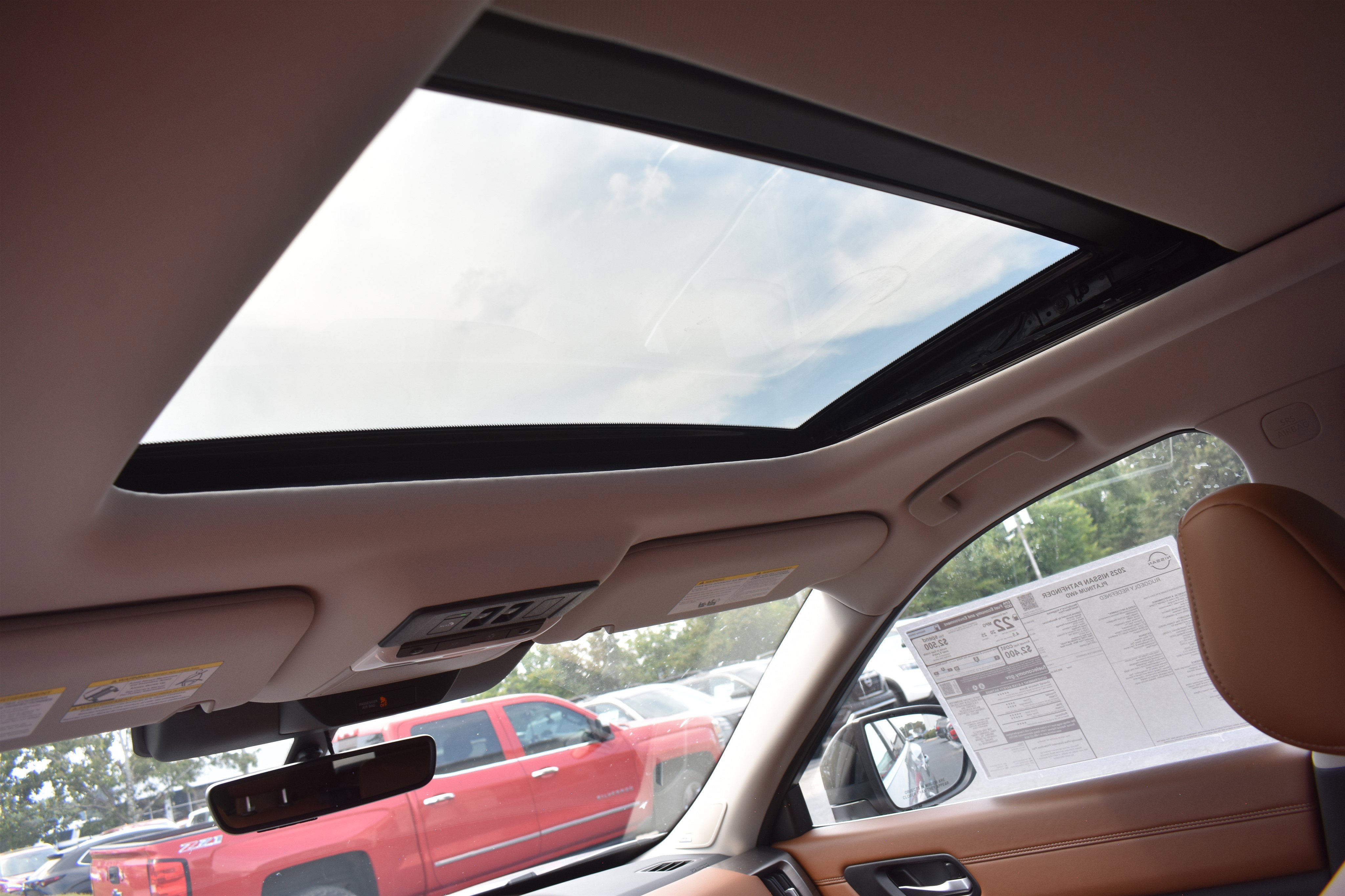 2025 Nissan Pathfinder Platinum photo 9