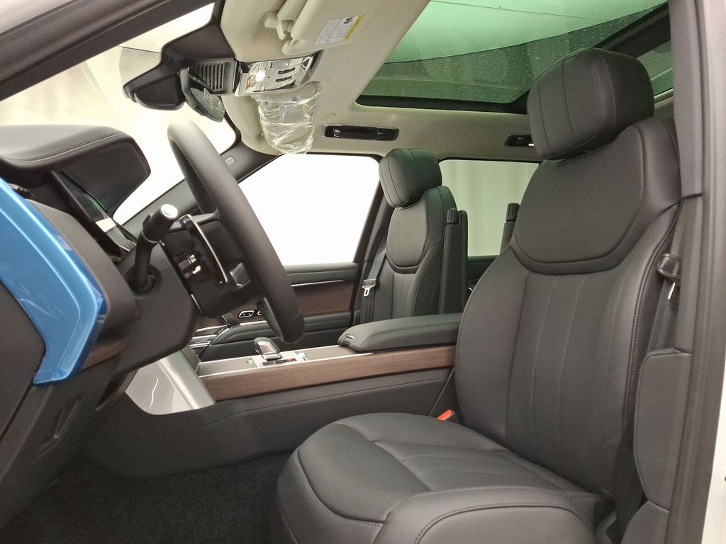 2025 Land Rover Range Rover SE photo 8
