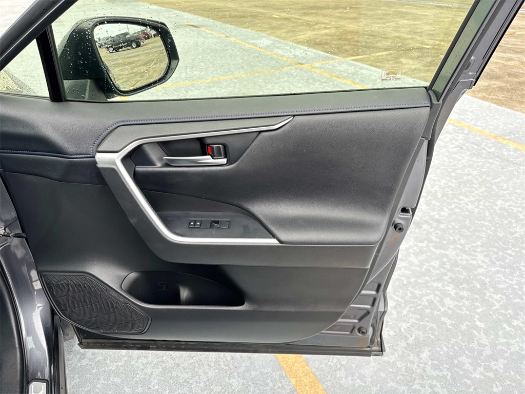 2020 Toyota RAV4 Hybrid XSE photo 9
