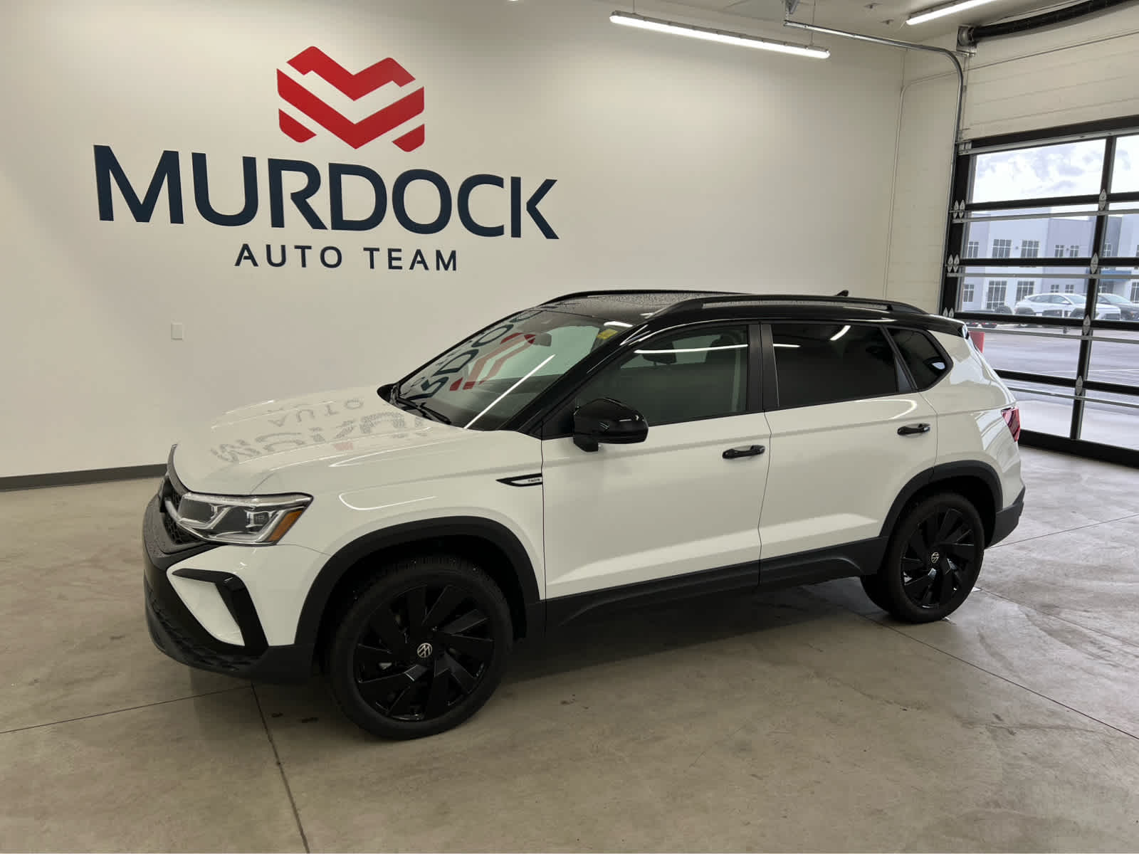 2024 Volkswagen Taos SE Black's photo