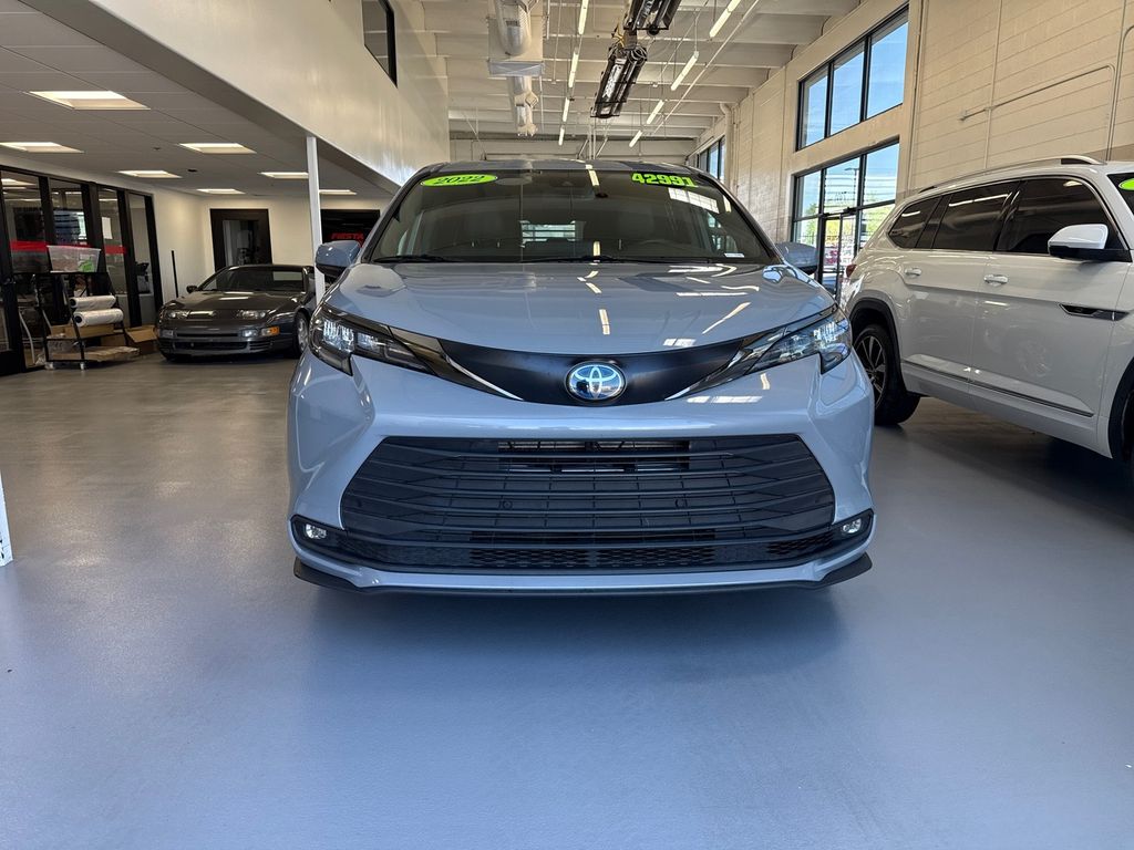 2022 Toyota Sienna XLE Woodland Edition photo 2