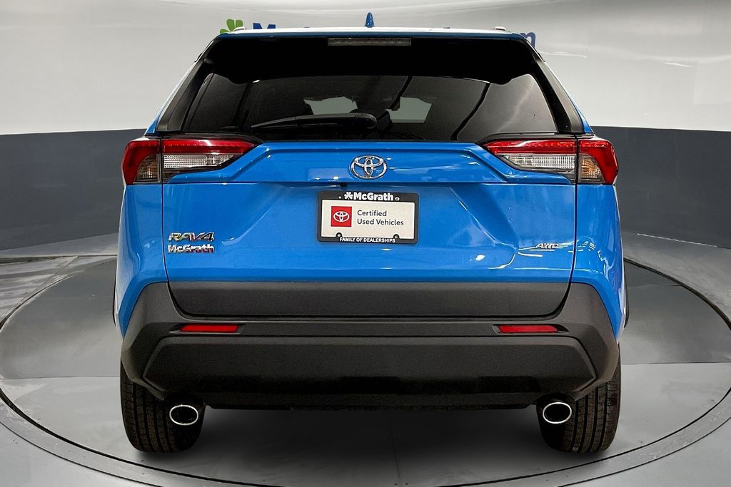 2021 Toyota RAV4 XLE photo 3