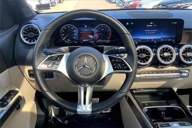 2025 Mercedes Benz GLB 250 4MATIC photo 4