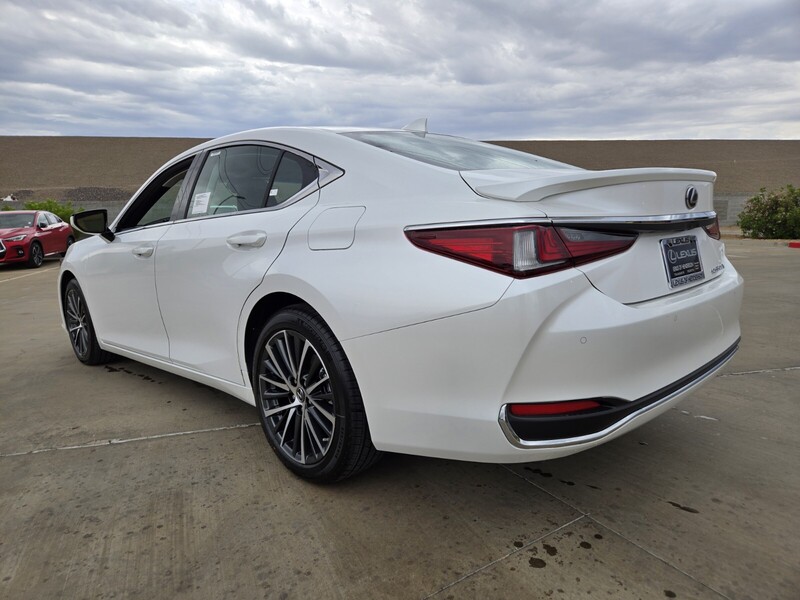 2025 Lexus ES 300h photo 4