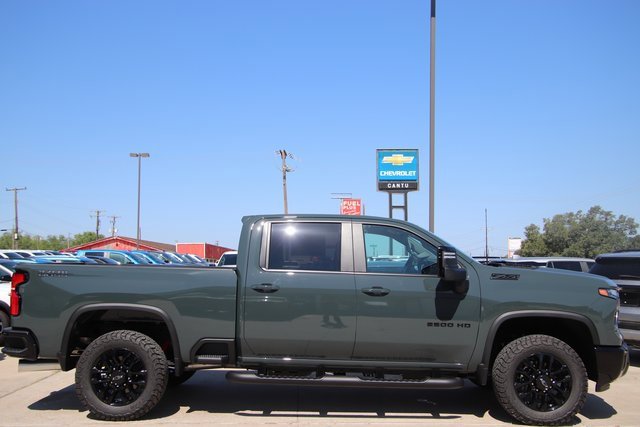 2025 Chevrolet Silverado 2500HD LT photo 2