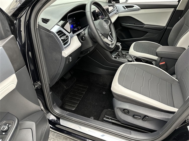 2025 Volkswagen Taos SE photo 3