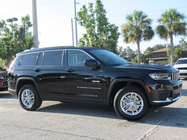 2025 Jeep Grand Cherokee Laredo photo 2