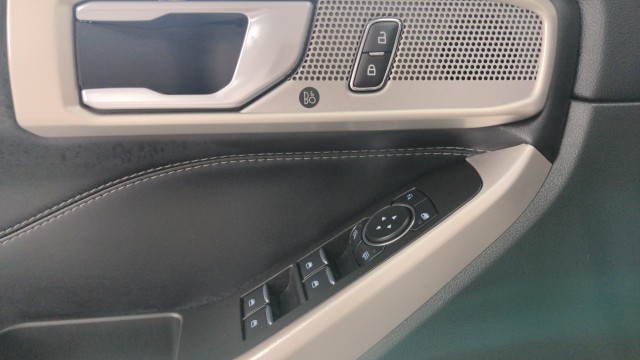 Used 2023 SILVER Ford Limited image 22