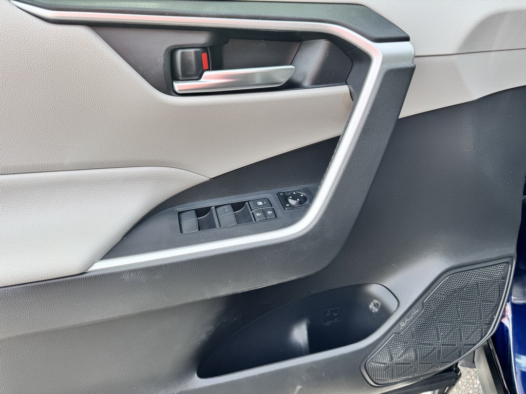 2020 Toyota RAV4 Hybrid XLE photo 16