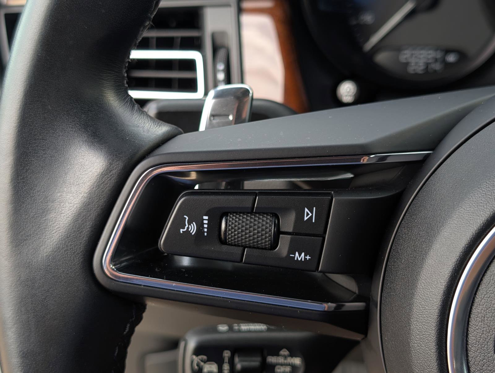 2023 Porsche Macan T photo 11