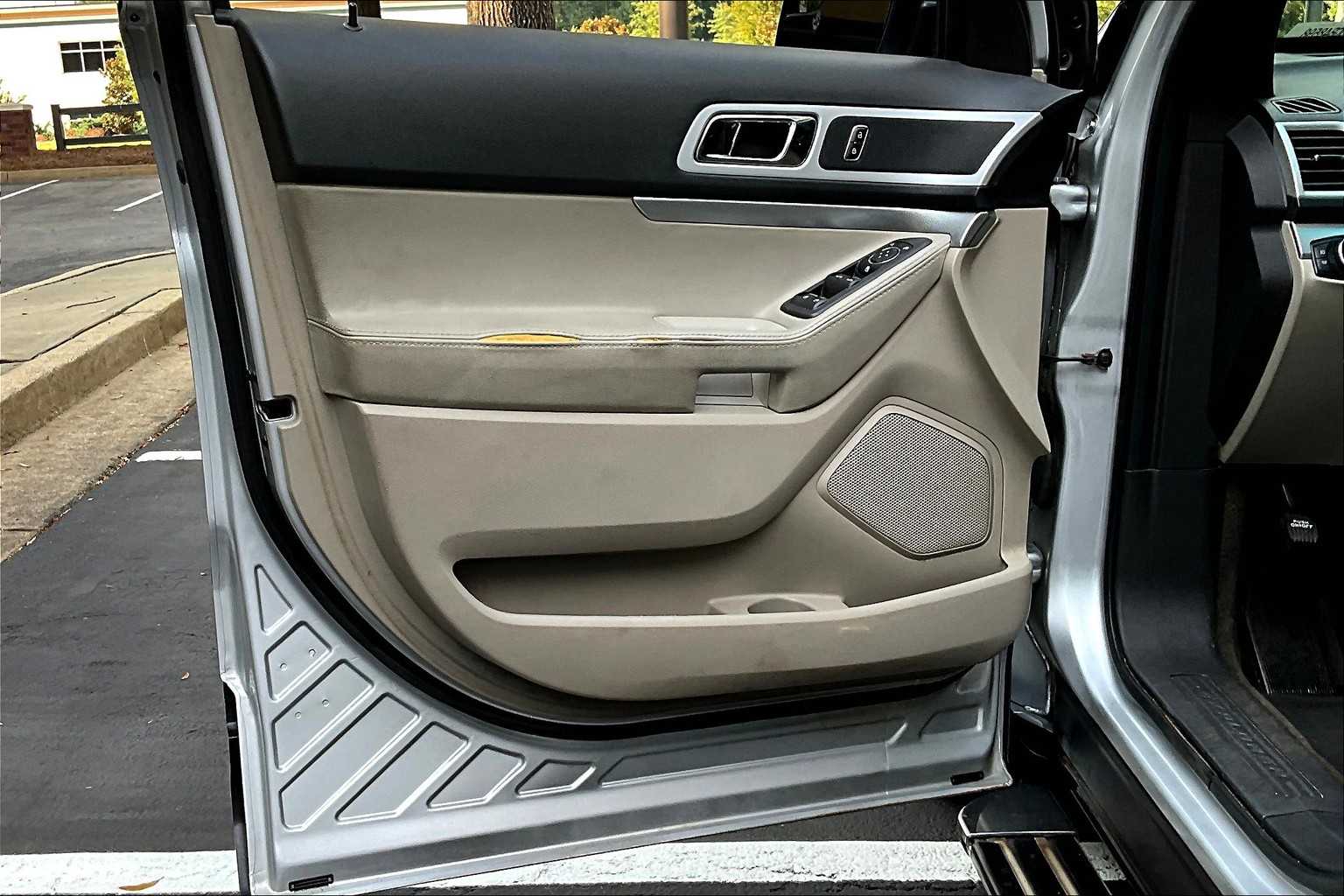 2013 Ford Explorer XLT photo 19